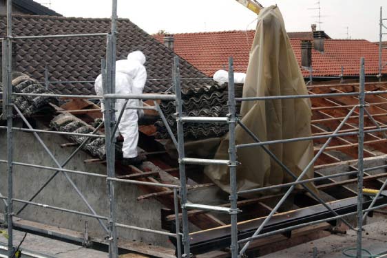 Asbestos-removal-on-the-roof